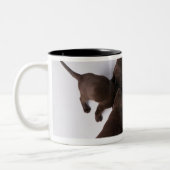 Groep puppies met hoofden tweekleurige koffiemok (Links)