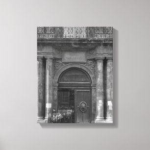 Groep schooljongens die het Hotel de Ville verlate Canvas Afdruk
