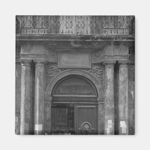 Groep schooljongens die het Hotel de Ville verlate Magneet