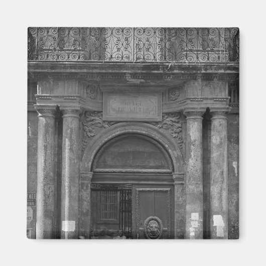 Groep schooljongens die het Hotel de Ville verlate Magneet (Voorkant)