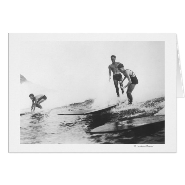 Groep Surfers in Honolulu, Hawaii Surfing (Voorkant Horizontaal)