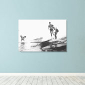 Groep Surfers in Honolulu, Hawaii Surfing Canvas Afdruk (Insitu (Houten vloer))