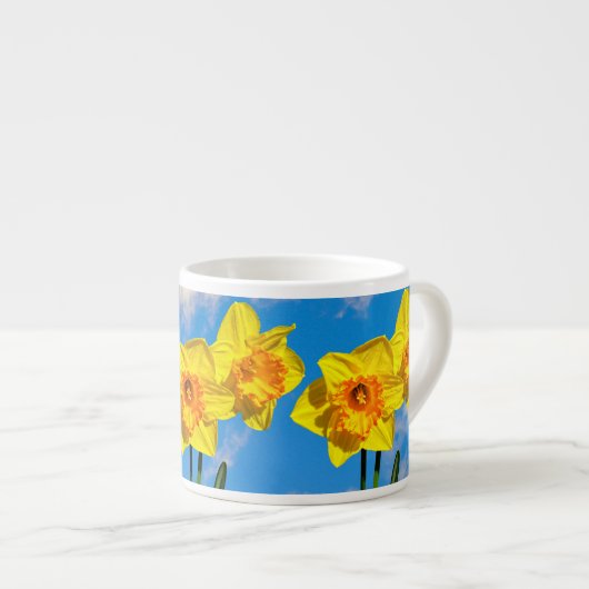 Groep van narcissen gouden medaille bloemen espresso kop (Voorkant rechts)