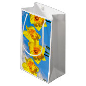 Groep van narcissen gouden medaille bloemen klein cadeauzakje (Voorkant Gekanteld)