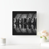 Groep vlaktezebra's drink 's nachts samen vierkante klok (Huis)