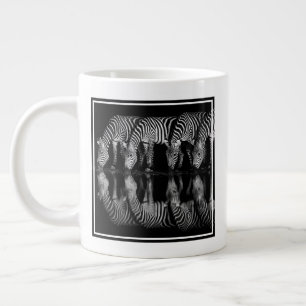 Groep vlaktezebras drinkt 's nachts samen grote koffiekop