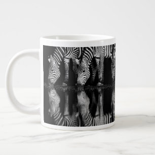 Groep vlaktezebras drinkt 's nachts samen grote koffiekop