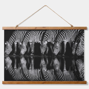 Groep vlaktezebra's drinkt 's nachts samen hangend wandkleed