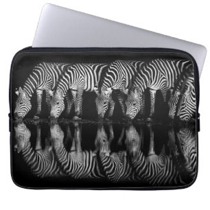 Groep vlaktezebras drinkt 's nachts samen laptop sleeve