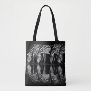 Groep vlaktezebra's drinkt 's nachts samen tote bag
