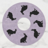 Groep zwarte zitkonijnen op Paarse Wijnglaslabel (Voorkant)