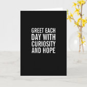 Groet de dag met hoop... en koffie grappige kaart (Gele Bloem)