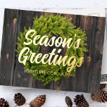 Groeten land Rustic Pine Wreath Wood Folie Feestdagen Briefkaart<br><div class="desc">Uw zakelijke logo kan achteraan worden toegevoegd. Wijzig het vakantiebericht,  de bedrijfsnaam of de bedrijfsnaam. Hier te vinden op: http://www.zazzle.com/selectpartysupplies</div>
