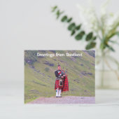 Groeten uit Schotland: Lone Scottish bagpier Briefkaart (Staand voorkant)