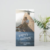 Groeten van het Seizoen Modern Schrift Blauw Rusti Feestdagenkaart (Staand voorkant)