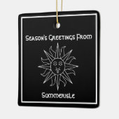 Groeten van het seizoen vanuit Summerisle Wicker M Keramisch Ornament (Links)