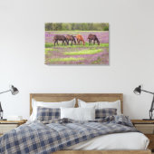 Grondige paarden in het hennepraakveld canvas afdruk (Insitu (Slaapkamer))