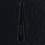 Groom Black Modern Typografie voor hem Stropdas<br><div class="desc">Grafisch zwart stropdas met witte typografie. Laat iedereen weten dat je de geluksvogel bent. Ik denk dat dit geweldig zou lijken op die knappe groep. Zo stijlvol.</div>