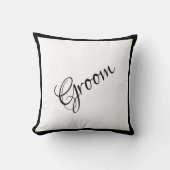 Groom Black Script Elegant Wedding Keepslag Kussen (Voorkant)