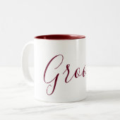 Groom Burgundy en White Cursive Tweekleurige Koffiemok (Voorkant links)