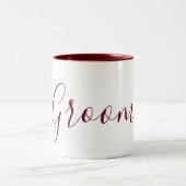 Groom Burgundy en White Cursive Tweekleurige Koffiemok (Center)