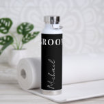 Groom elegant typografiemanuscript gepersonaliseer waterfles<br><div class="desc">Elegant chic black and white bruiloft water fles gepersonaliseerd met aangepaste groom's naam in een schitterende,  tekenstijl kalligrafie script.     Gelieve te merken op dat de kleuren kunnen worden veranderd om uw specifiek kleurenpalet aan te passen.</div>