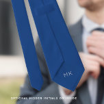 Groom Groomsmen Initialen Blauw Bruiloft Stropdas<br><div class="desc">Groom Groomsmen Initialen Mid Blue Wedding. Verborgen aan de achterkant kun je de initialen gemakkelijk personaliseren, zodat er geen misverstand over kan bestaan wie zijn stropdas is van wie! De kleur en het lettertype van de initialen en ook de kleur van het stropdas kunnen worden gewijzigd als u uw eigen...</div>