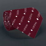 Groom - Herhalende witte tekst op Bourgogne Stropdas<br><div class="desc">Deze leuke stropdas is het perfecte accessoire voor de bruidegom op je bruiloft. Het heeft een eenvoudig maar elegant ontwerp met het woord "Groom" in een decoratief alle hoofdwitte doopvont, en herhalend in een diagonaal patroon met diamantscheiders op een Bourgogne of maroon achtergrond. Ideaal voor het toevoegen van een unieke...</div>