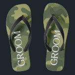 Groom met Green Camoflauge Pattern Teenslippers<br><div class="desc">Een mannelijk ontwerp dat perfect is voor een bruiloft of vrijgezellenfeest.</div>