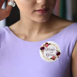 Groom moeder watergekleurde bloemkolen met vuurgou ronde button 5,7 cm<br><div class="desc">Een trendy Bohemian boho-stijl knop voor een vrijgezellenfeest. Verkleurd met waterkleurige rozen in de Bourgogne en roze. Elegant witte achtergrond. Een vals goud geometrisch lijst. Met de tekst: Moeder van de Groom die met een hand wordt geschreven stijl manuscript. Burgundy gekleurde letters. Geweldig als een hoepje voor de Moeder van...</div>