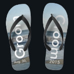 Groom Ocean Waves Strandzand Teenslippers<br><div class="desc">Blauwe Hemel met Lichte Fluffy White Clouds, Blauw Zee, Crashing Ocean Waves en Strandzand. Unisex Teenslippers met bruidegom en huwelijksdatum geschreven in een witte kleurtekst. Personaliseer met uw trouwdatum (of verwijder tekst). De trouwdatum staat in het zand geschreven. Getoond met brede zwarte bandjes en zwart voetbed voor het pasgetrouwde stel....</div>