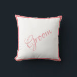 Groom Pink Script Chic Wedding Kussen<br><div class="desc">Een mooi Groom-script en in orde gemaakte kussen voor je huis. Een goed douchecadeau. Gefeliciteerd cadeau zou een geweldige verrassing zijn voor de Groom. Geweldig huwelijkscadeau samen met de huwelijksbride-kussens die we aanbieden.</div>