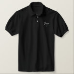 Groom Polo Shirt<br><div class="desc">Groom Polo-Shirt in zwart weergegeven met Witte borduurtekst.</div>