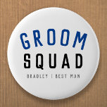 Groom Squad | Modern Bachelor Groomsman Stylish Ronde Button 5,7 Cm<br><div class="desc">Kute, eenvoudige, stijlvolle "Groom Squad" citeert een kunstknop met moderne, minimalistische typografie in zwart en marinesblauw in een coole trendy stijl. De slogan, de naam en de rol kunnen gemakkelijk gepersonaliseerd worden met de namen van uw team, bijvoorbeeld groom, beste man, groomsman, vader van de Groom, Page Boy & nog...</div>