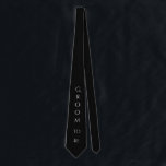 Groom tot zwarte moderne typografie voor hem stropdas<br><div class="desc">Cute groom-to-be black stropdas met witte typografie. Laat iedereen weten dat je de geluksvogel bent. Ik denk dat dit geweldig zou lijken op die knappe groep.</div>