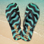 Groom Waves Marine Beach Wedding Teenslippers<br><div class="desc">Groom Waves Marine Beach Wedding Teenslippers. Teenslippers voor de zomerbruiloft of de strandbruiloft voor de bruidegom. Abstracte turkooisgolven op een zwarte achtergrond. Een moderne en trendy marinier flip. Geweldig voor je zomersstrand bruiloft.</div>