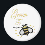 Groom Wedding Gold Bachelor Party Personaliseert Magneet<br><div class="desc">De Groom Wedding Gold Bachelor Party Personalize Magnet heeft er een leuke bijen voor de bruidegom. Geweldig en leuk voor de Groom om elke dag en als doorgang te gebruiken bij de Bachelor Party en andere evenementen. Pas het met de Groom aan om naam te zijn.</div>