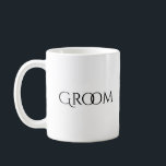 Groom White Black Typography Wedding Koffiemok<br><div class="desc">Zo'n mooie en stijlvolle mok voor de bruidegom. Dit is zo vriendelijk. Hij zal het graag thuis of op het werk gebruiken.</div>