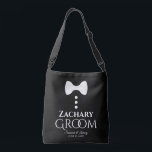 Groom White Stropdas op Black Wedding Swag Bag Crossbody Tas<br><div class="desc">Deze leuke tassen zijn speciaal ontworpen voor de bruidegom. Ze hebben een afbeelding van een zwart stropdas met drie knoppen en tekst die Groom met een ruimte leest om zijn naam in te voeren, evenals de namen van het bruiloft en de trouwdatum. Een geweldige manier om je bedankt te shows...</div>