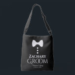 Groom White Stropdas op Black Wedding Swag Bag Crossbody Tas<br><div class="desc">Deze leuke tassen zijn speciaal ontworpen voor de bruidegom. Ze hebben een afbeelding van een zwart stropdas met drie knoppen en tekst die Groom met een ruimte leest om zijn naam in te voeren, evenals de namen van het bruiloft en de trouwdatum. Een geweldige manier om je bedankt te shows...</div>