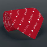 Groom - Witte tekst herhalen op rood Stropdas<br><div class="desc">Deze leuke stropdas is het perfecte accessoire voor de bruidegom op je bruiloft. Het kenmerkt een eenvoudig maar elegant ontwerp met het woord "Groom"in een decoratief al hoofdwitte doopvont wordt geschreven, en herhalend in een diagonaal patroon met diamantseparators op een rode achtergrond die. Ideaal voor het toevoegen van een unieke...</div>