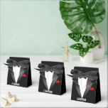 Groom's Tuxedo Shirt Bedankdoosjes<br><div class="desc">Als je van plan bent om een Bachelor Party te hebben dan zouden deze Favor Boxes leuk zijn om te hebben. Ze zijn perfect om kleine cadeautjes naar huis te sturen met je gast. Ze kunnen ook worden gebruikt voor gunsten op de bruiloft. https://www.zazzle.com/store/artzdizigns</div>