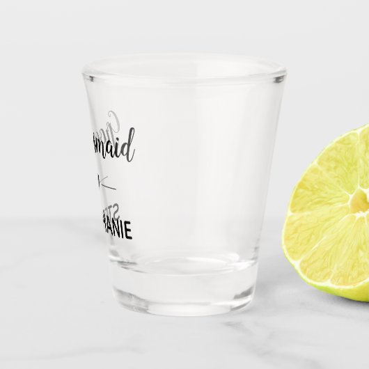 Groomsmaid Black Script Monogrammed Wedding Shot Glas (Rechts)