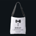 Groomsman Black Stropdas Wedding Swag Bag Crossbody Tas<br><div class="desc">Deze leuke tassen zijn ontworpen als gunsten, cadeaus of zwembaden voor trouwgroomsmannen. Ze hebben een afbeelding van een zwart stropdas met drie knoppen en tekst die Groomsman leest met een ruimte om zijn naam in te voeren, evenals de namen van het bruiloft en de trouwdatum. Een geweldige manier om je...</div>
