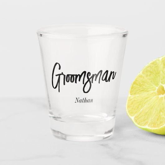 Groomsman Black White Script Wedding Shot Glas (Voorkant)