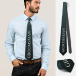 Groomsman bruiloft vrijgezellenfeest zwart stropdas<br><div class="desc">Dit prachtige gepersonaliseerde stropdas toont het woord "groomsman" in een lichtgrijze tint tegen een hellende achtergrond van donker en licht zwart. Het biedt een mix van humor, elegantie en stijl om uw bruiloft- of vrijgezellenfeestkleding te verbeteren. Het is een heerlijke manier om je vrienden uit te nodigen om bruidsjonkers te...</div>