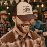 Groomsman Cowboy Westerne vrijgezellenfeest Trucker Pet<br><div class="desc">Bedank je groomsmen met deze leuke westerne thema vrijgezellenfeest trucker hoeden! Het leuke ontwerp is voorzien van houtsnede belettering lezing: Groomsman. Er is een cowboylaars, een pet en de badge van de sheriff met de tekst "Party Posse". De onderkant heeft ruimte voor de naam van de bruidegom en de datum...</div>