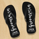 Groomsman Custom Wedding for Modern Monogram Teenslippers<br><div class="desc">Uw groepslid zal van deze douanebruiloft houden dank u geschenk/gunst met een modern manuscriptdoopvont. Voeg zijn naam of monogram en een andere tekstregel toe (datum, plaats van het huwelijk, enz.) Verander gemakkelijk de achtergrondkleur om uw trouwkleuren aan te passen - klik op "pas het aan" en kies dan uw kleur...</div>