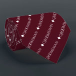 Groomsman die de Witte tekst over Bourgogne herhaa Stropdas<br><div class="desc">Deze leuke stropdas is het perfecte accessoire voor de groomsmen op je bruiloft. Het is voorzien van een eenvoudig maar elegant ontwerp met het woord "groomsman" in fancy alle witte hoofdtekst die zich herhaalt in een diagonaal patroon op een Bourgogne- of maraachtergrond. Perfecte manier om een beetje van klasse aan...</div>