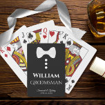 Groomsman die kaartjes speelt pokerkaarten<br><div class="desc">Dit leuke spel van speelkaarten is ontworpen als cadeau voor trouwgroomsmen. De rug is zwart met een wit boegstropdas en knopen. De tekst is wit en luidt "Groomsman" met een plaats voor zijn naam, de naam van het paar en de trouwdatum. Fijn om hem te bedanken voor zijn deelname aan...</div>